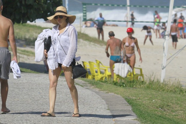 Bárbara Paz deixando a praia da Barra da Tijuca, no Rio (Foto: Dilson Silva/Ag News)