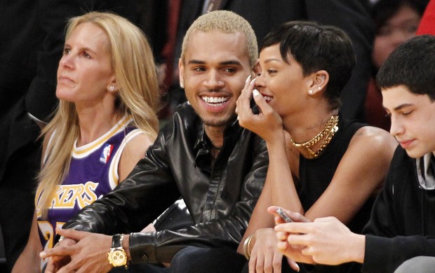 Chris Brown e Rihanna assistem a jogo de basquete (Foto: Reuters)