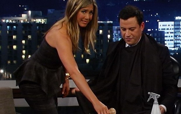 Jennifer Aniston corta o cabelo de Jimmy Kimmel na TV (Foto: ABC)