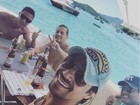 Sertanejos Mariano e Bruno curtem férias em alto-mar