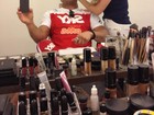 Vítor Belfort posta foto fazendo a sobrancelha em salão de beleza