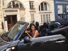 Isabelli Fontana posa em carro conversível para campanha, em Paris