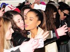 Ariana Grande dá show de simpatia e tira foto inusitada com fã