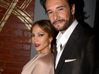 Rodrigo Santoro posa com Jennifer Lopez em première de filme