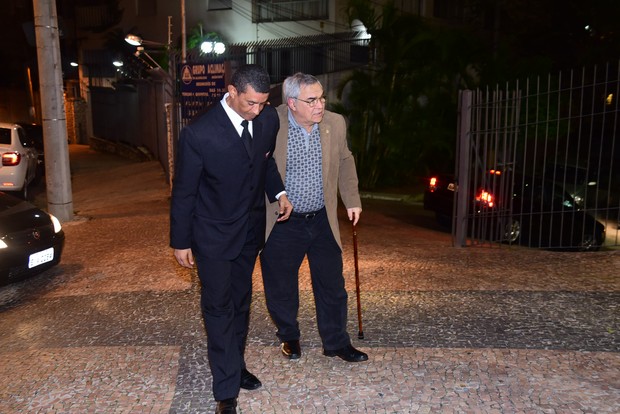 Amigos e parentes são identificados na entrada da igreja (Foto: Leo Franco / EGO)