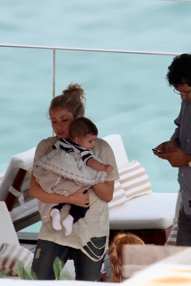 Shakira com o filho na piscina do hotel (Foto: Wallace Barbosa / AgNews)