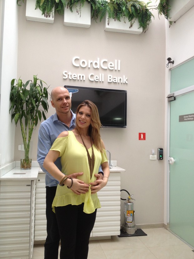 Sheila Mello e Fernando Scherer em centro de terapia celular (Foto: Divulgação)