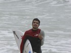 Caio Castro surfa no Rio com roupa de borracha para espantar o frio