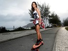 Thaíssa Carvalho mostra habilidade com skate na orla da Barra da Tijuca, no Rio: 'Sempre fui moleca'