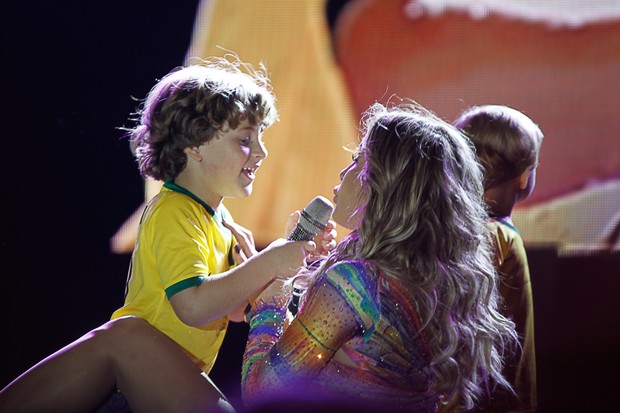 Claudia Leitte com os filhos (Foto: Amauri Nehn / Foto Rio News)