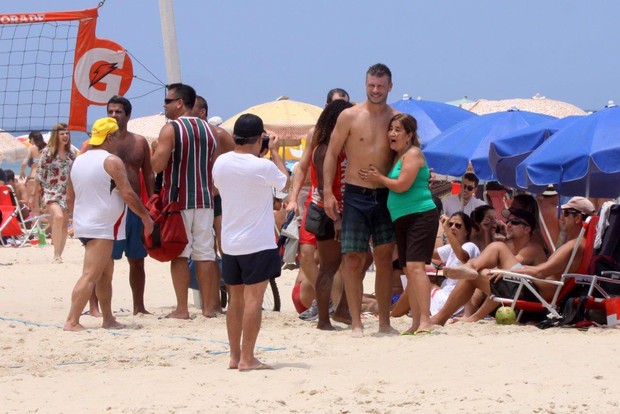 Rodrigo Hilbert na praia (Foto: J.Humberto/AgNews)