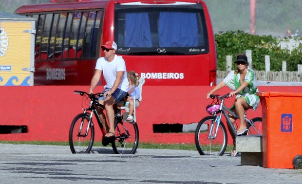 Angélica e Luciano Huck andam de bicicleta na Orla da Barra (Foto: AgNews)