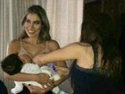 Adriana Sant'Anna posa enquanto amamenta e tira leite: 'Superpoderes'