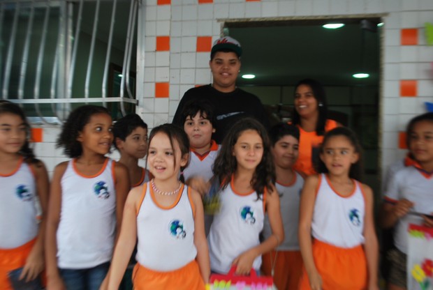 Pablo distribui CDS de Naldo à crianças (Foto: Divulgação)