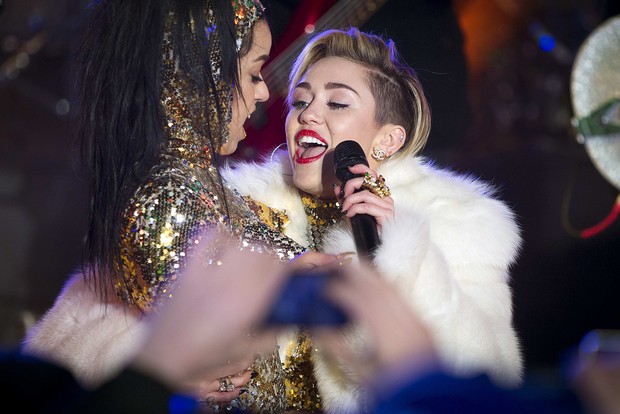 Miley Cyrus com uma de suas dançarinas durante show em NY (Foto: Carlo Allegri/REUTERS)