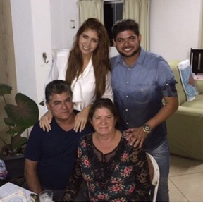 Amanda Gontijo com o pai, Antônio dos Santos, a mãe e o irmão (Foto: Divulgação)