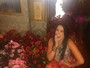 Débora Lyra faz aniversário e ganha 26 buquês de flores de admirador 