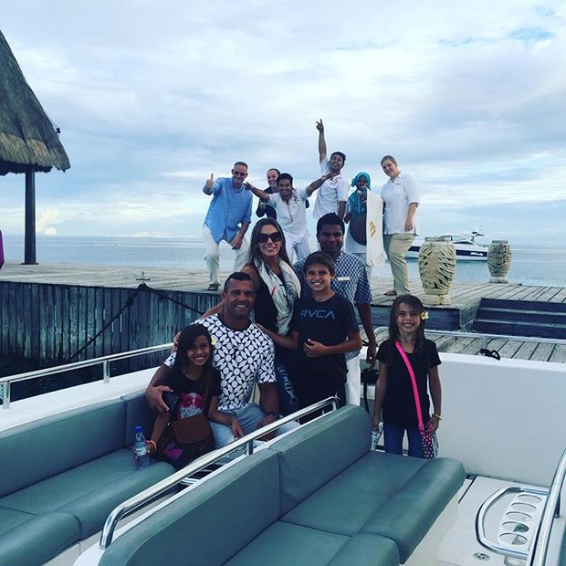 Joana Prado e Vítor Belfort curtem férias com os filhos (Foto: Instagram/Reprodução)