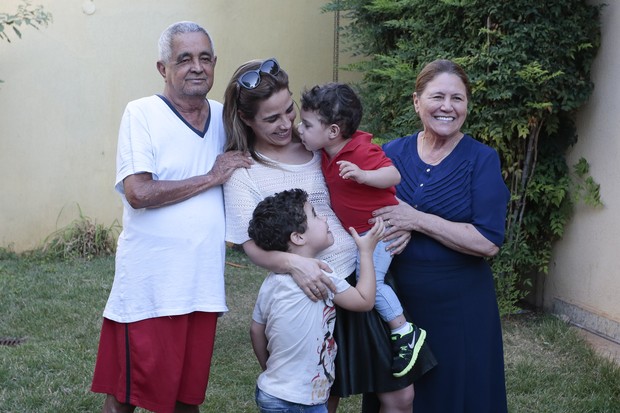 Wanessa Camargo com a família (Foto: Rafael Cusato/Brazil News)