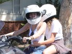 Com a barriga de fora, Miley Cyrus anda de moto com a irmã