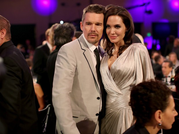 Ethan Hawke e Angelina Jolie em premiação em Los Angeles, nos Estados Unidos (Foto: Christopher Polk/ Getty Images/ AFP)