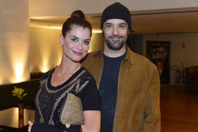 Alinne Moraes e o namorado no lançamento do DVD de “Como Aproveitar o Fim do Mundo” (Foto: André Muzell / AgNews)