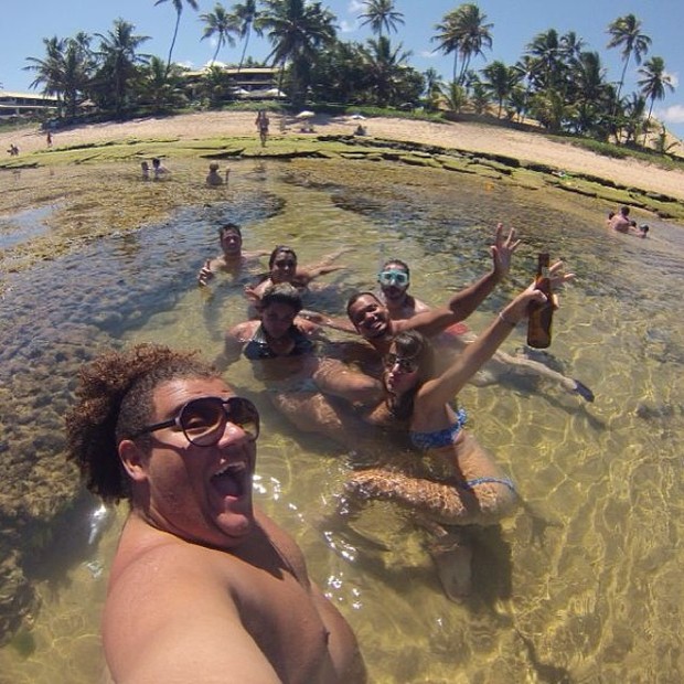 Gominho na praia com amigos (Foto: Instagram / Reprodução)