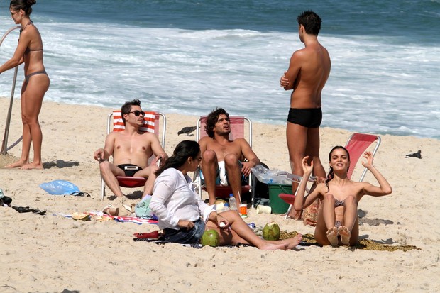 Guisela Rhein e modelos do Fashion Rio, curtem praia do Leblon (Foto: Wallace Barbosa/AgNews)
