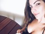 EGO Ex BBB Anamara posa de lingerie e decotão chama atenção