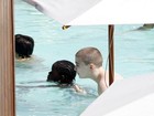 Namorado e filhos de Madonna aproveitam piscina