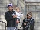 Fergie aparece estilosa em momento família com Josh Duhamel e o filho, Axl