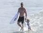 Chris Hemsworth exibe físico sarado em praia na Austrália