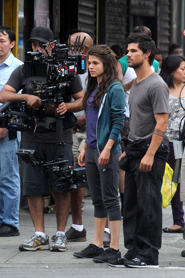 Marie Avgeropoulos e Taylor Lautner nos bastidores do filme "Tracers" (Foto: Agência/ Getty Images)