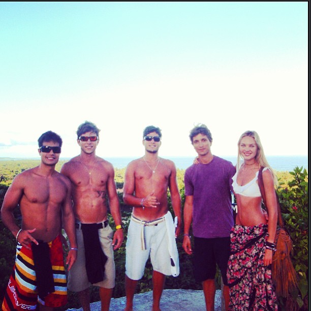 Candice Swanepoel com o namorado, o brasileiro Hermann Nicoli, com André, do ‘BBB 13’ e amigos (Foto: Instagram/ Reprodução)