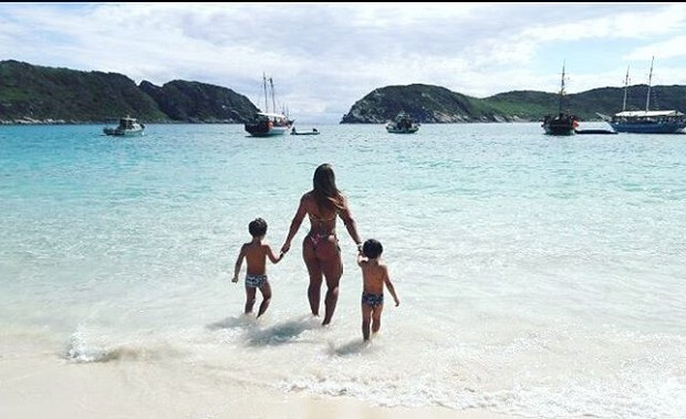 Priscila Pires com os filhos (Foto: Reprodução/Instagram)
