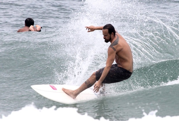 Paulinho Vilhena surfa na praia do Recreio dos Bandeirantes, RJ (Foto: Delson Silva / Agnews)