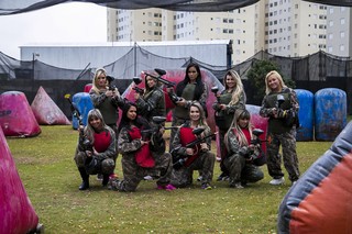 Candidatas ao Miss Bumbum jogam paintball (Foto: Alessandra Gerzoschkowitz / EGO)