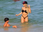 Andréa de Andrade curte praia com filho na Barra da Tijuca, no Rio