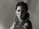 Nua, Adriana Birolli sensualiza com cobra em ensaio inspirado em Eva