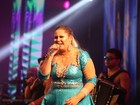 Marília Mendonça usa vestido curtinho em clima de carnaval durante show