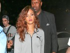 Prestes a se apresentar no Rock in Rio, Rihanna sai só de casaco e pantufas