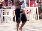 Eduardo Moscovis passeia com o filho caçula na praia
