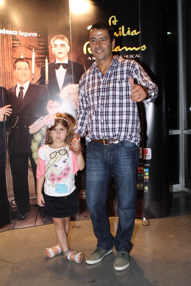 Marcos Palmeira e a filha no musical "A Família Addams" (Foto: Raphael Mesquita / Foto Rio News)