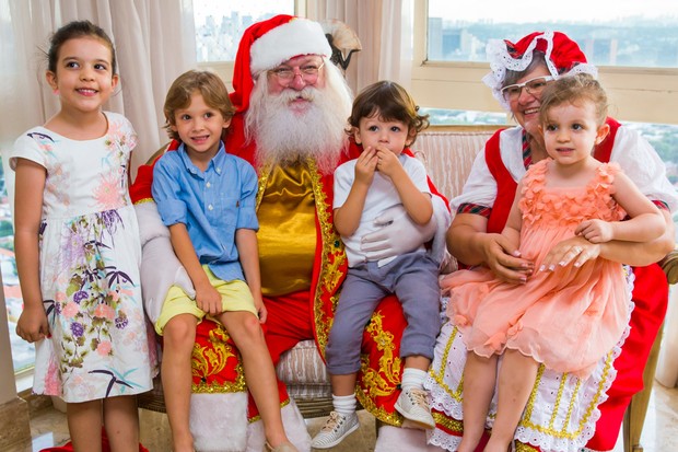 Vittorio no colo do Papai Noel junto com os primos (Foto: Manuela Scarpa/Brazil News)
