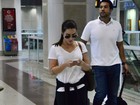 Estilosa, Cleo Pires embarca em aeroporto do Rio e tira selfie com fã