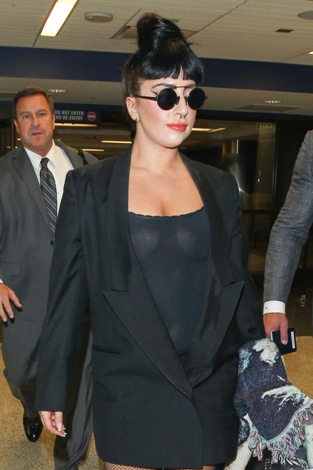 Lady Gaga em aeroporto em Los Angeles, nos Estados Unidos (Foto: Grosby Group/ Agência)