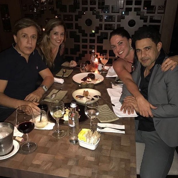 Tom Cavalcante e a mulher, Patrícia, com Zezé Di Camargo com a namorada, Graciele Lacerda, em restaurante em São Paulo (Foto: Instagram/ Reprodução)