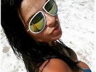 Solange Gomes provoca na praia: 'Precisando do pau...de selfie'