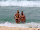 Namorada de Henri Castelli dá ajeitadinha no biquíni em praia do Rio