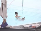 Britney Spears se diverte em piscina de hotel com os filhos